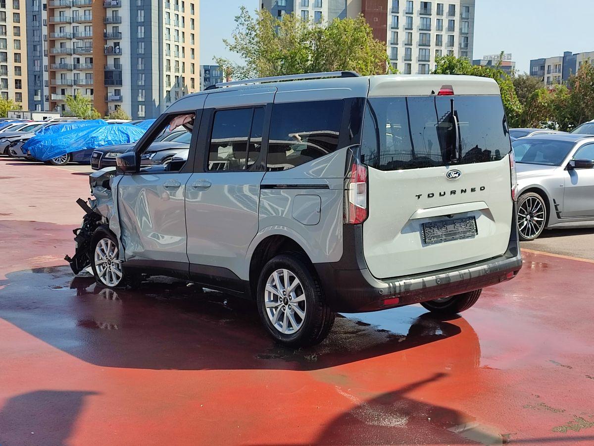 TOURNEO COURIER 1.5 D 100 TITANIUM