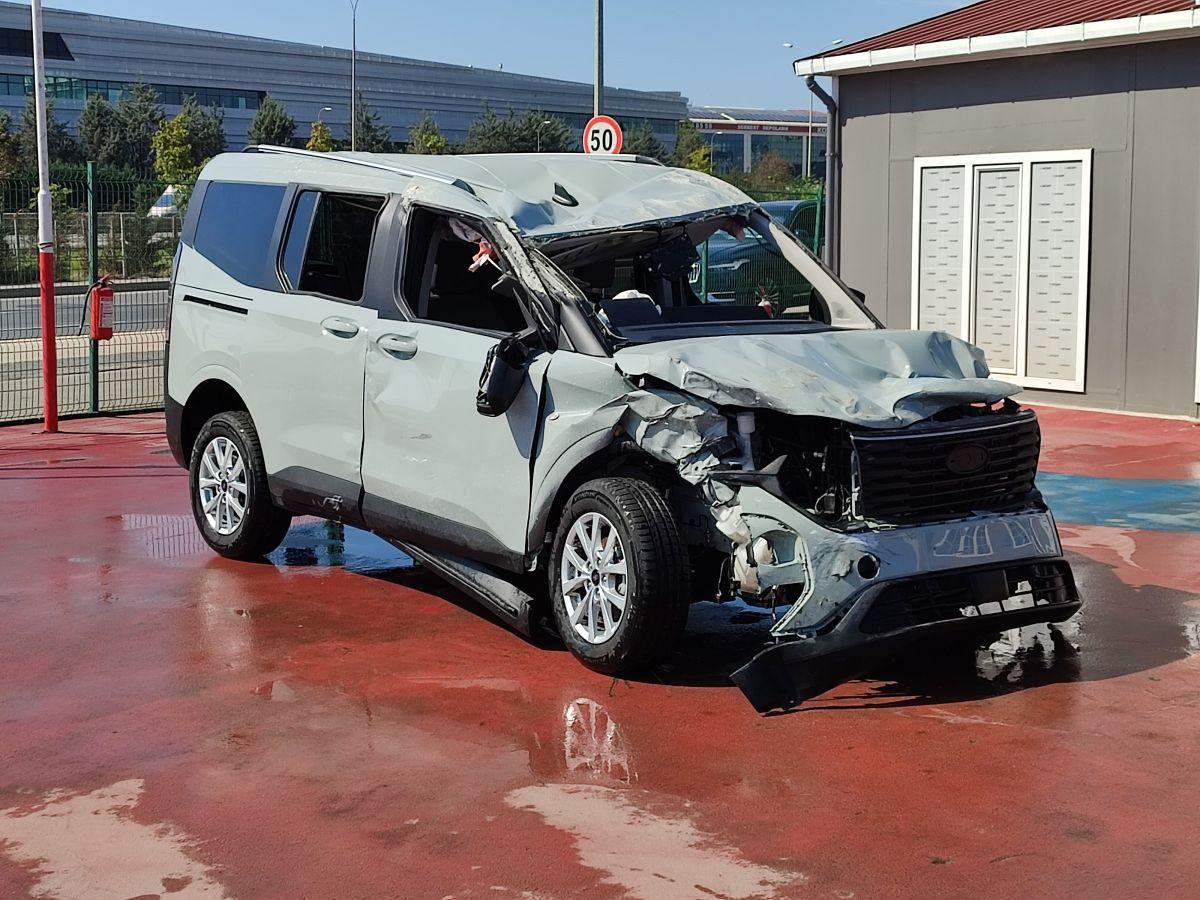 TOURNEO COURIER 1.5 D 100 TITANIUM