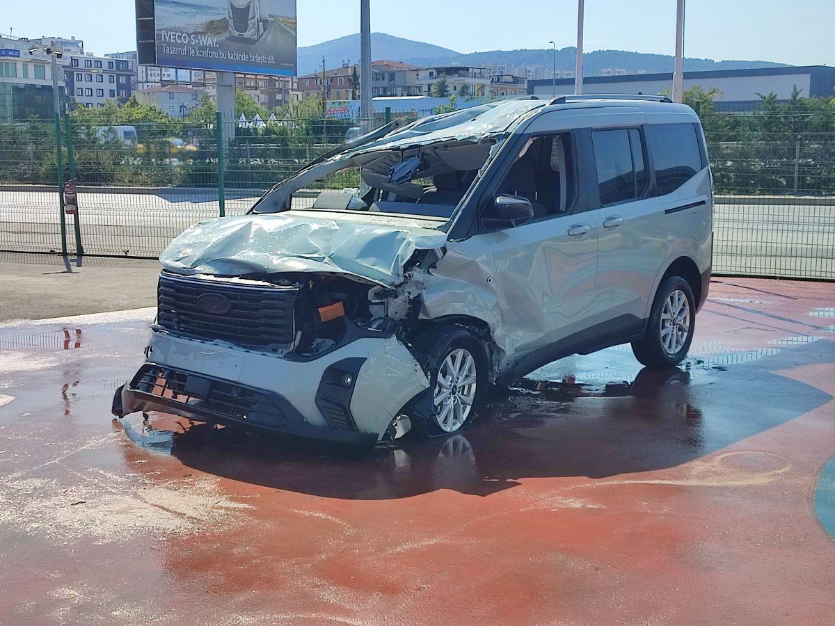 TOURNEO COURIER 1.5 D 100 TITANIUM