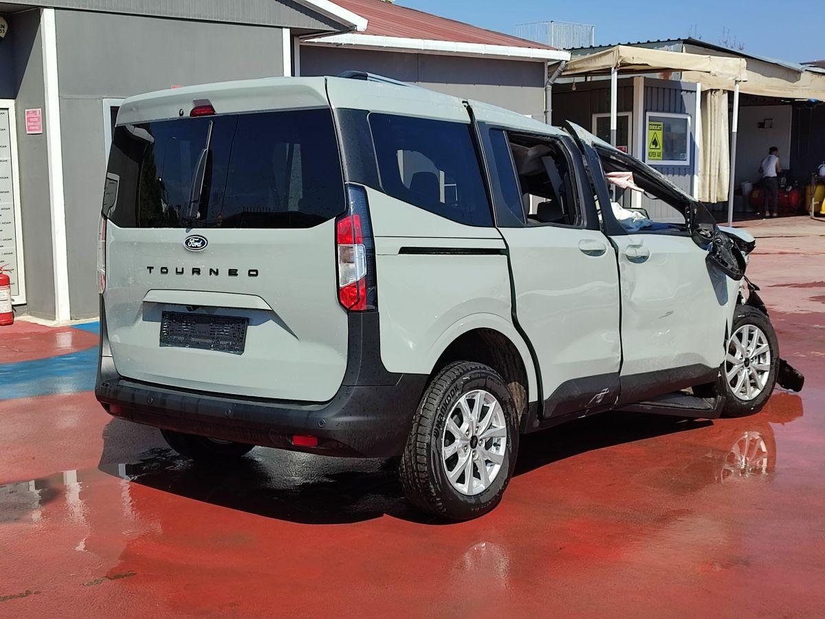 TOURNEO COURIER 1.5 D 100 TITANIUM