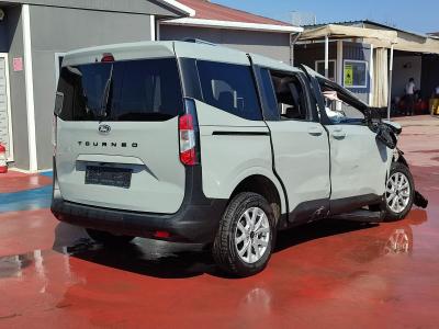 TOURNEO COURIER 1.5 D 100 TITANIUM