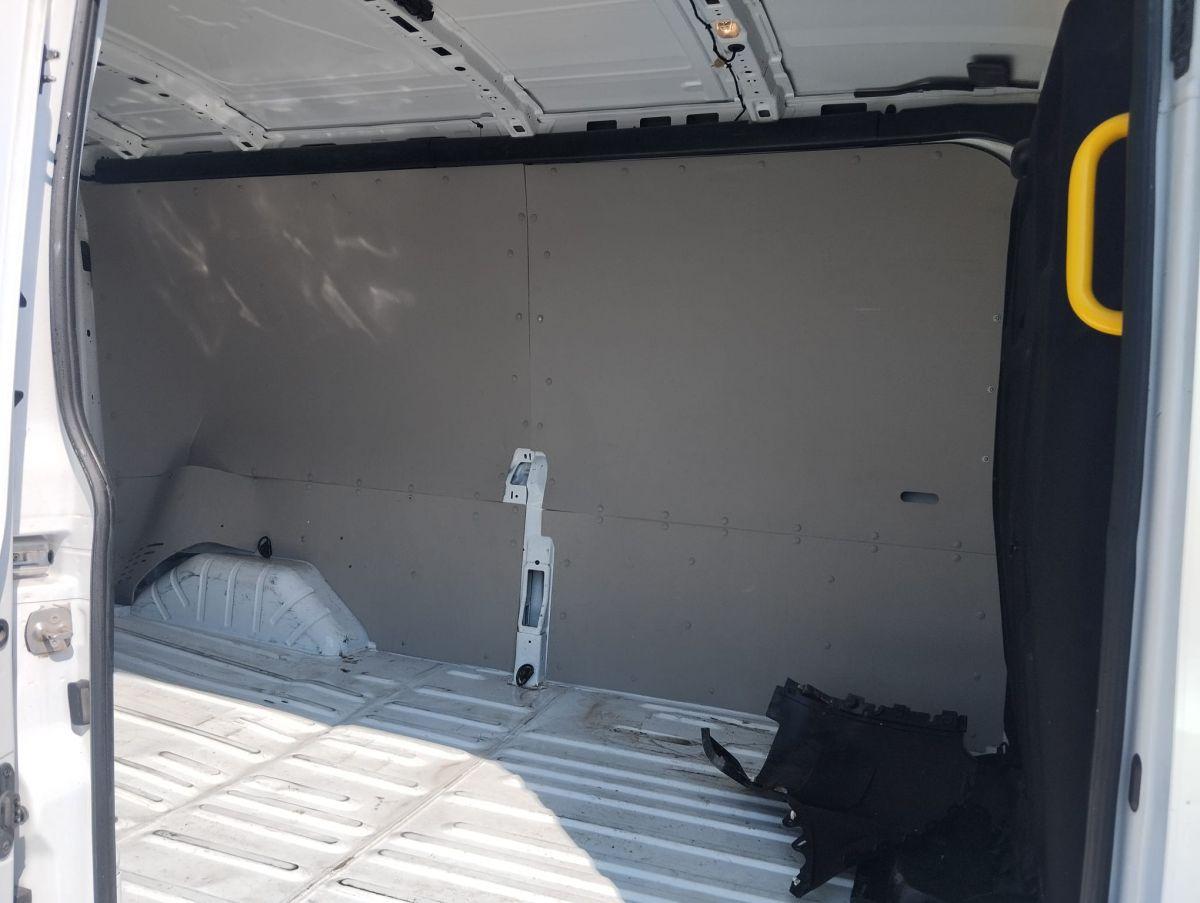 TRANSIT 350L VAN BEV 135KW TREND AT