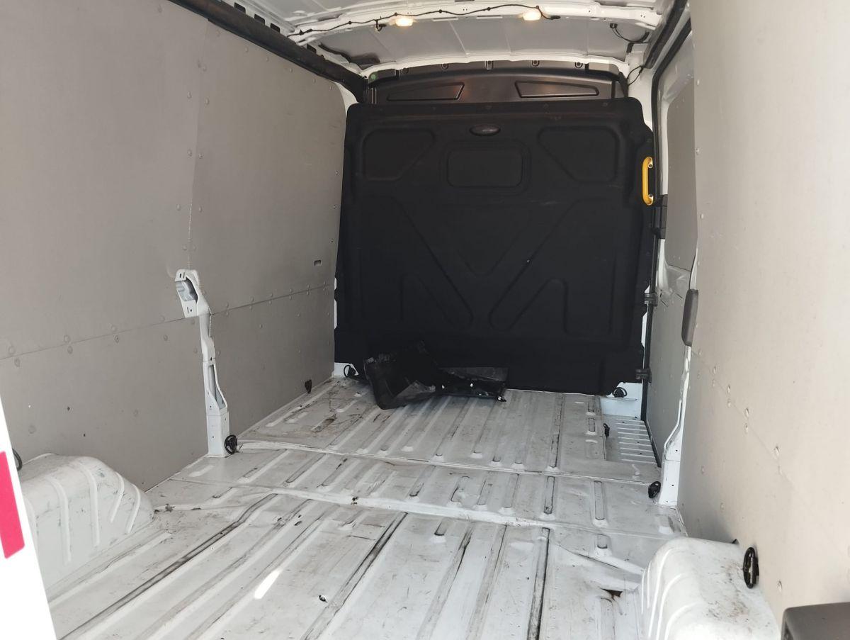 TRANSIT 350L VAN BEV 135KW TREND AT