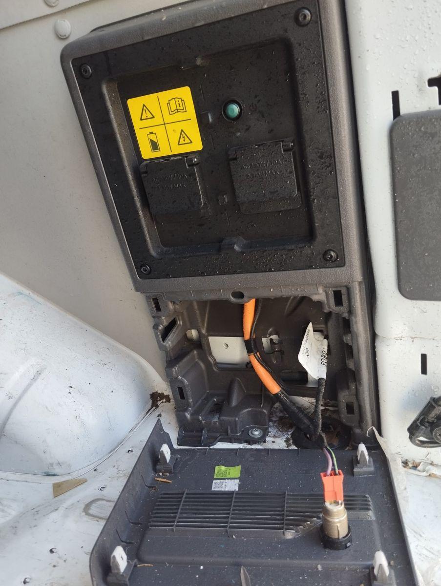 TRANSIT 350L VAN BEV 135KW TREND AT