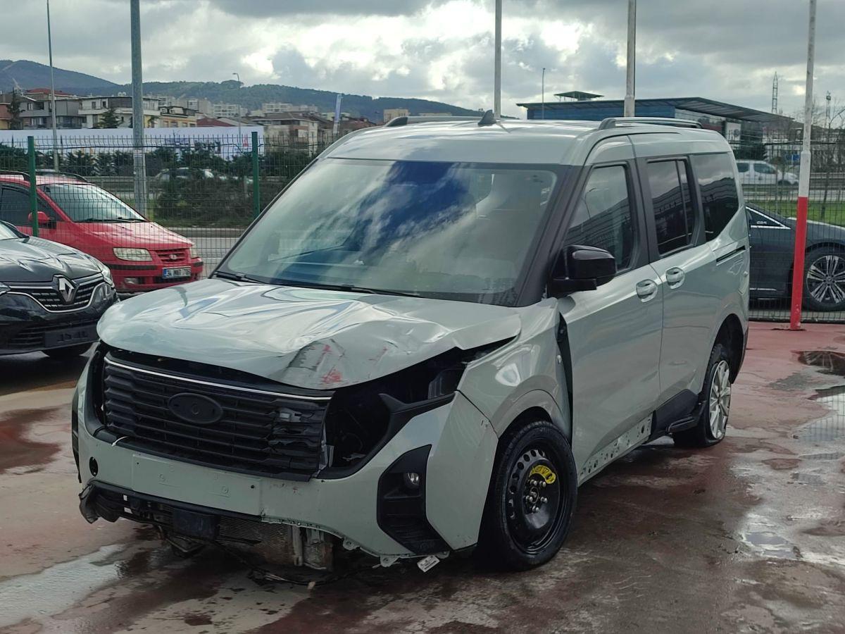 TOURNEO COURIER 1.0 P 125 AT TITANIUM