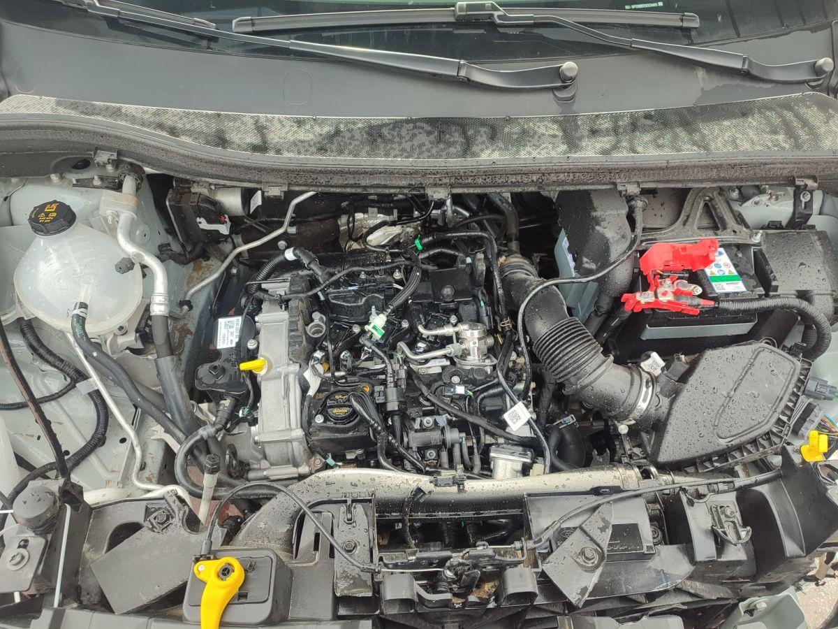 TOURNEO COURIER 1.0 P 125 AT TITANIUM