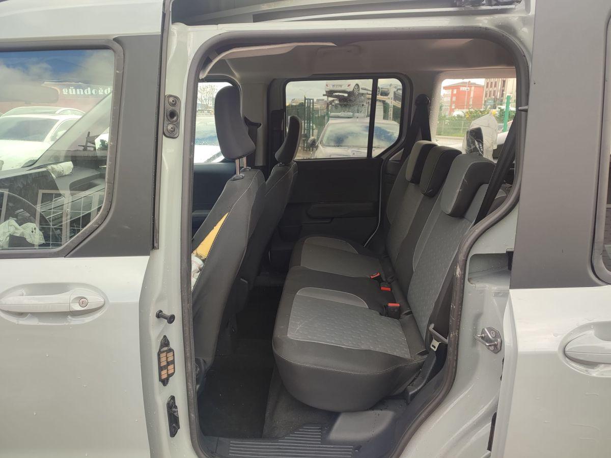 TOURNEO COURIER 1.0 P 125 AT TITANIUM