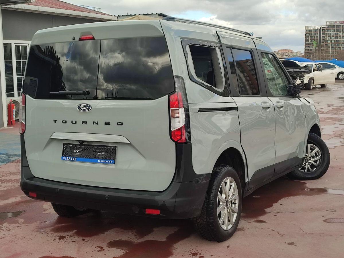 TOURNEO COURIER 1.0 P 125 AT TITANIUM