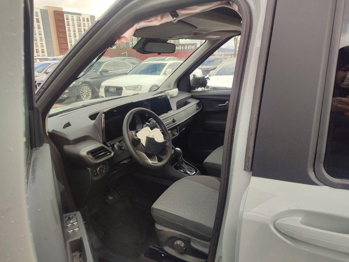 TOURNEO COURIER 1.0 P 125 AT TITANIUM